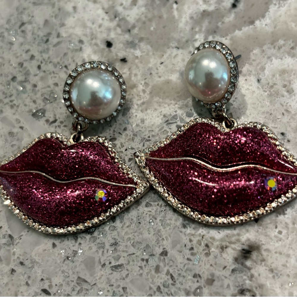Pink lips earrings